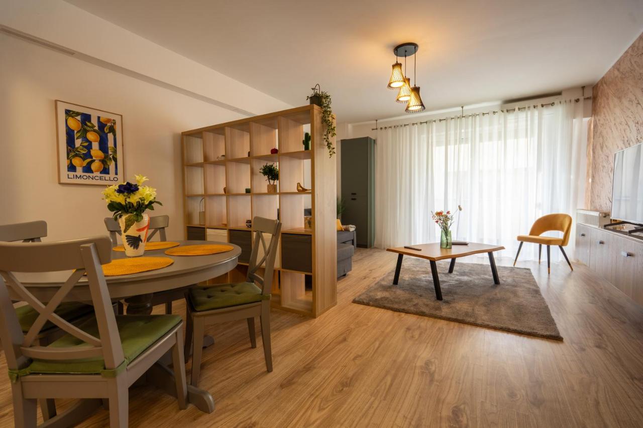 een keuken en eetkamer met een tafel en stoelen bij Sunny View Suites Mamaia by Moonlight Apartments in Mamaia