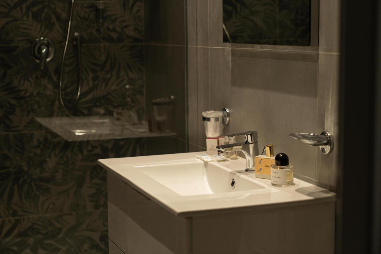 een badkamer met een witte wastafel en een douche bij Hotel Ambrosiano in Montecatini Terme