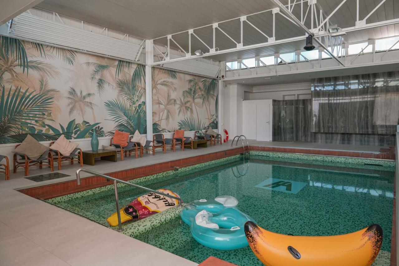 een zwembad met een opblaasbaar bij Hotel Ambrosiano in Montecatini Terme