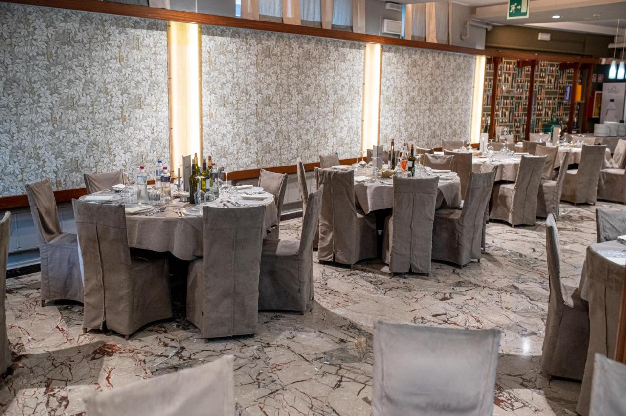 een feestzaal met tafels en stoelen en een tafelzoeker bij Hotel Ambrosiano in Montecatini Terme