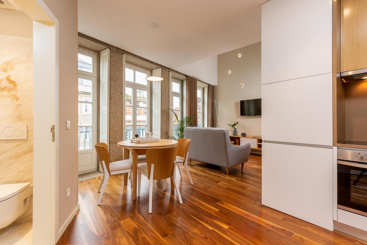 een keuken en eetkamer met een tafel en stoelen bij RS Porto Historic Center in Porto