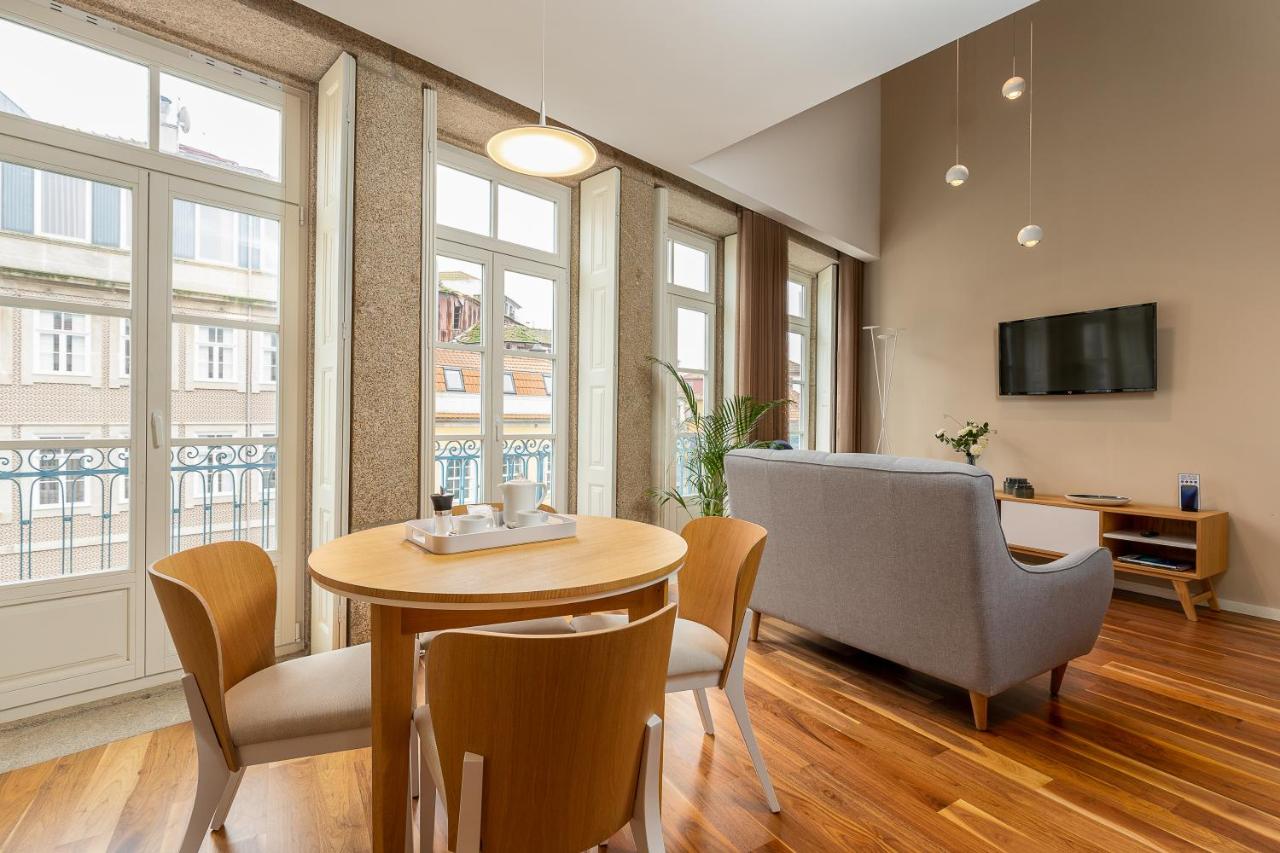 een woonkamer met een tafel en stoelen bij RS Porto Historic Center in Porto