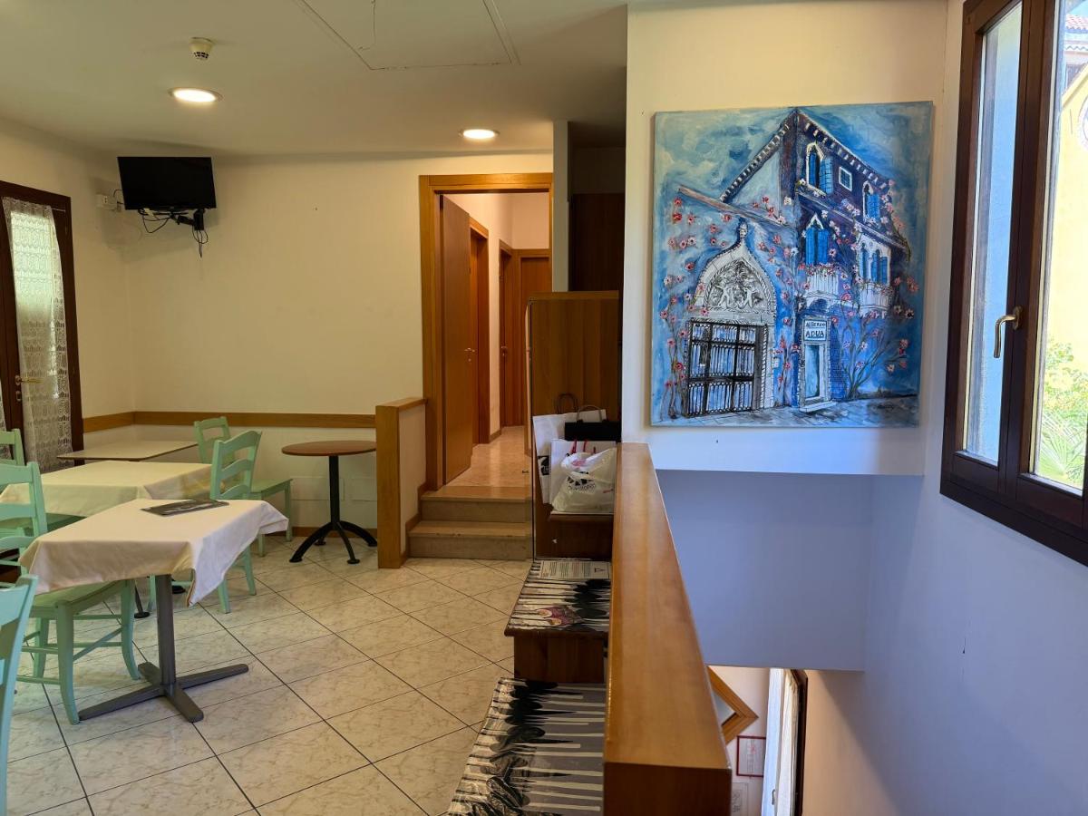 een kamer met een schilderij van een gebouw aan de muur bij Hotel Adua in Venetië