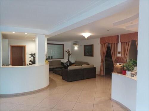 een woonkamer met een bank en een tafel bij Magnolia Hotel Vieste in Vieste