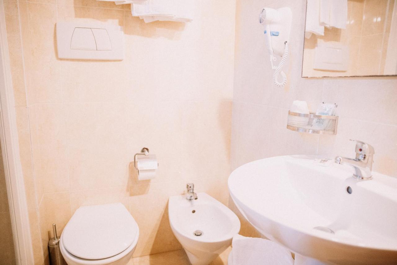 een badkamer met een wit toilet en een wastafel bij Magnolia Hotel Vieste in Vieste
