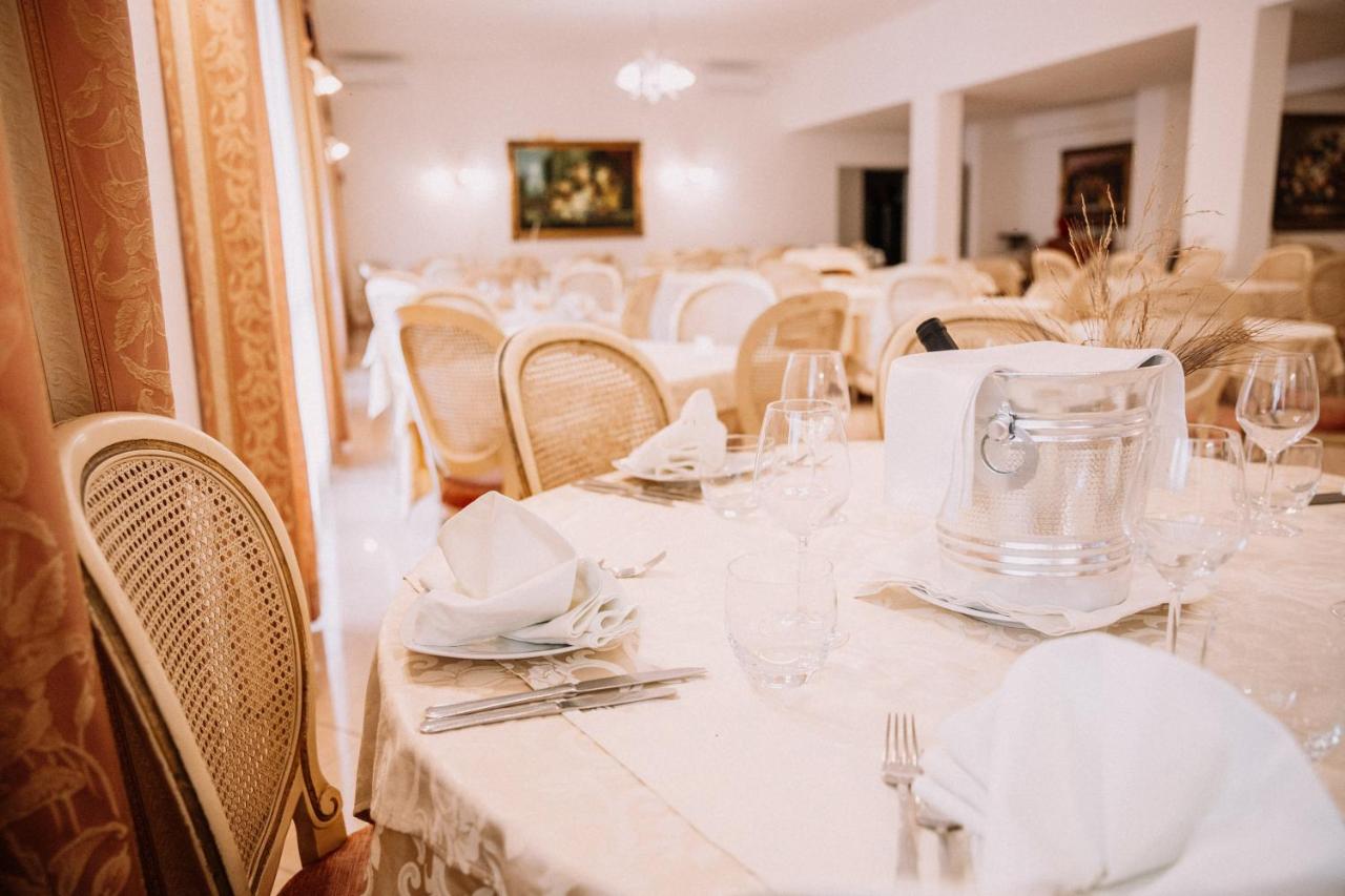 een eetkamer met witte tafels en stoelen bij Magnolia Hotel Vieste in Vieste