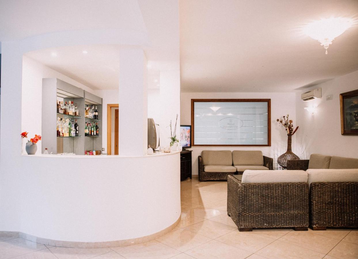 een woonkamer met een bank en een tafel bij Magnolia Hotel Vieste in Vieste