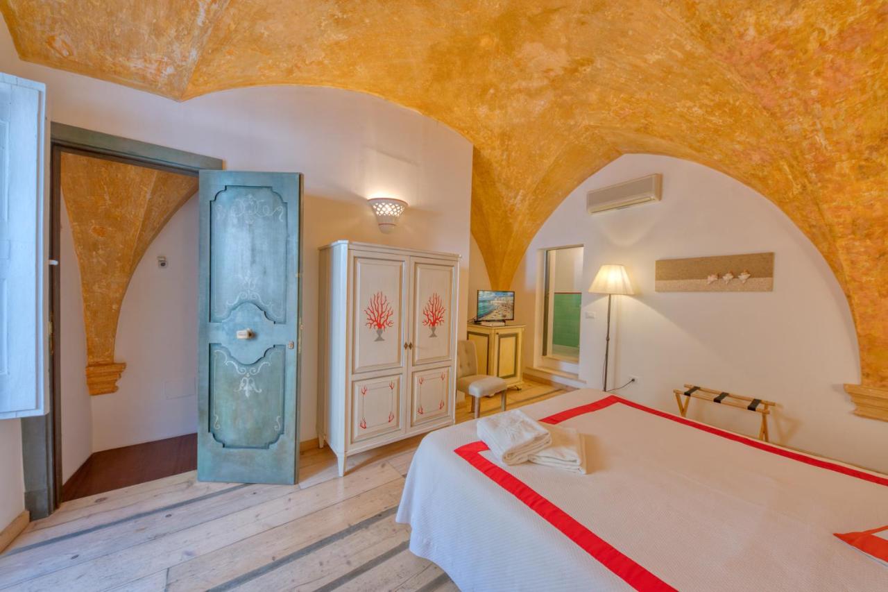 een slaapkamer met een bed in een kamer met een verhoogd plafond bij Relais Corte Palmieri & Il Chiostro - Residenza d'e