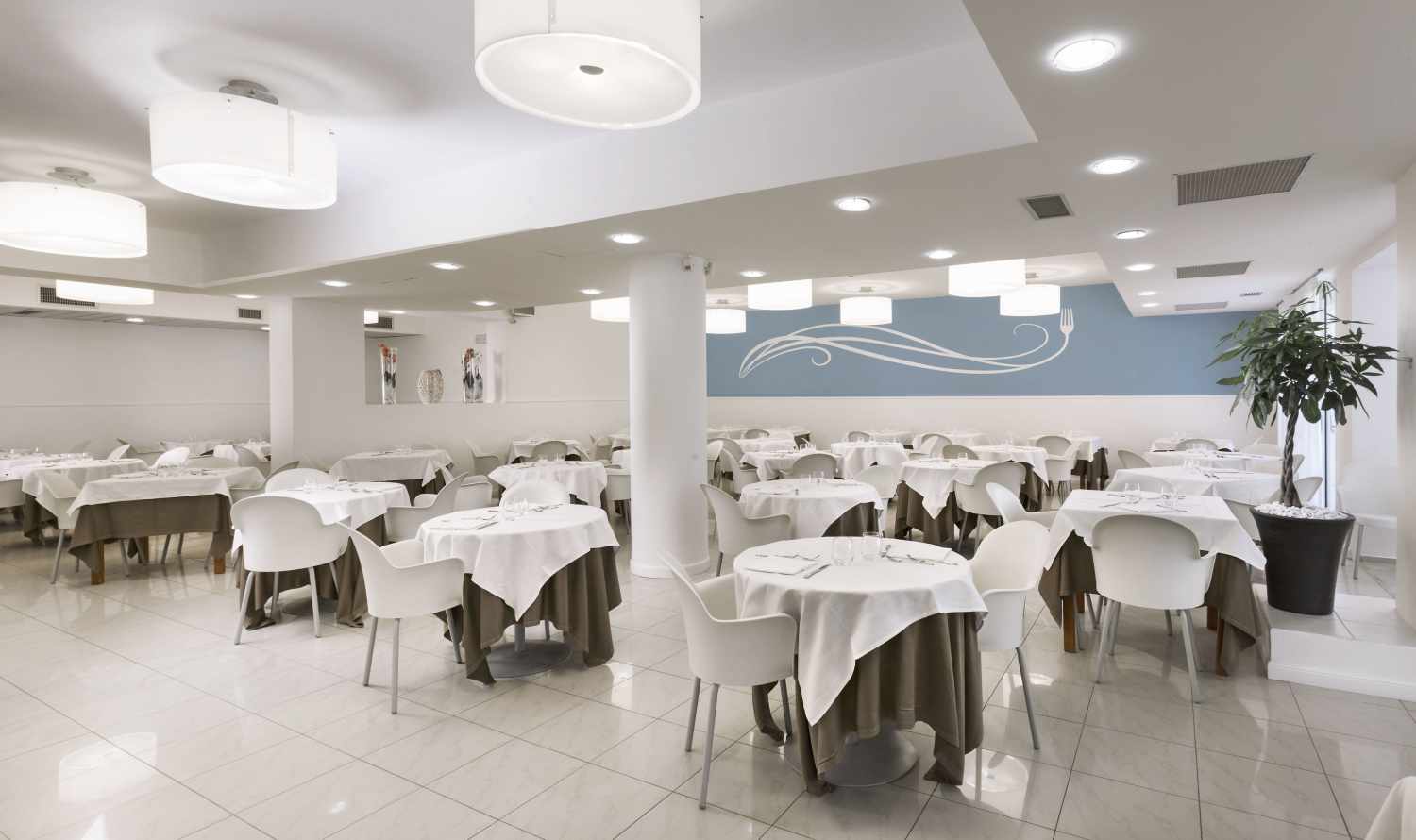 Restaurant met gedekte tafels — Hotel San Teodoro