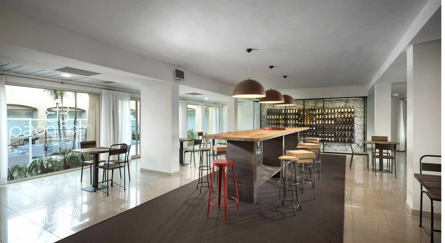 Bar met drankenselectie — Hotel San Teodoro