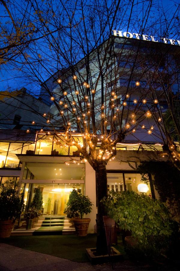 een huis met kerstverlichting die in een boom hangt bij Grand Hotel Terme & SPA - Chianciano in Chianciano Terme