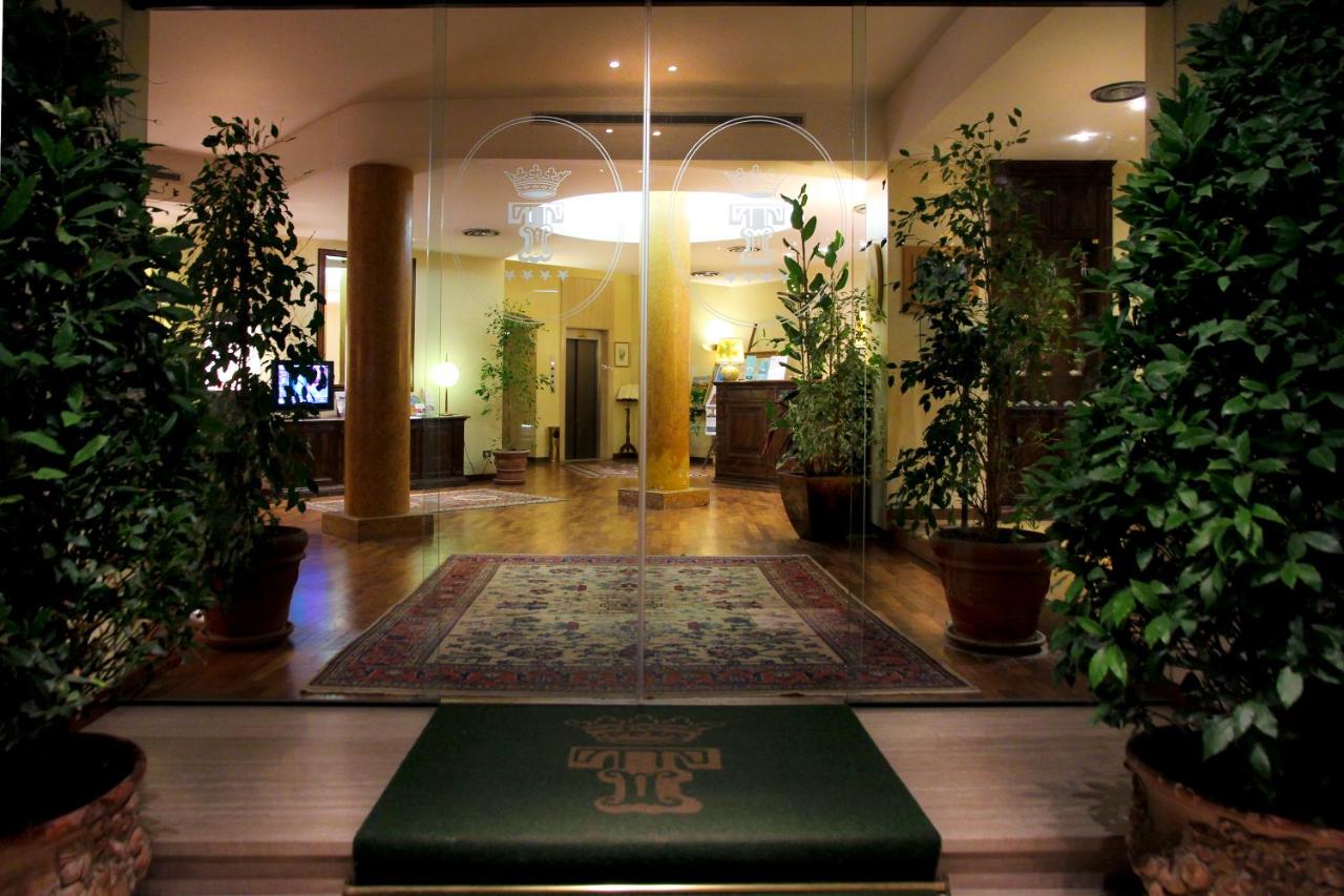 een lobby met potplanten en een vloerkleed bij Grand Hotel Terme & SPA - Chianciano in Chianciano Terme