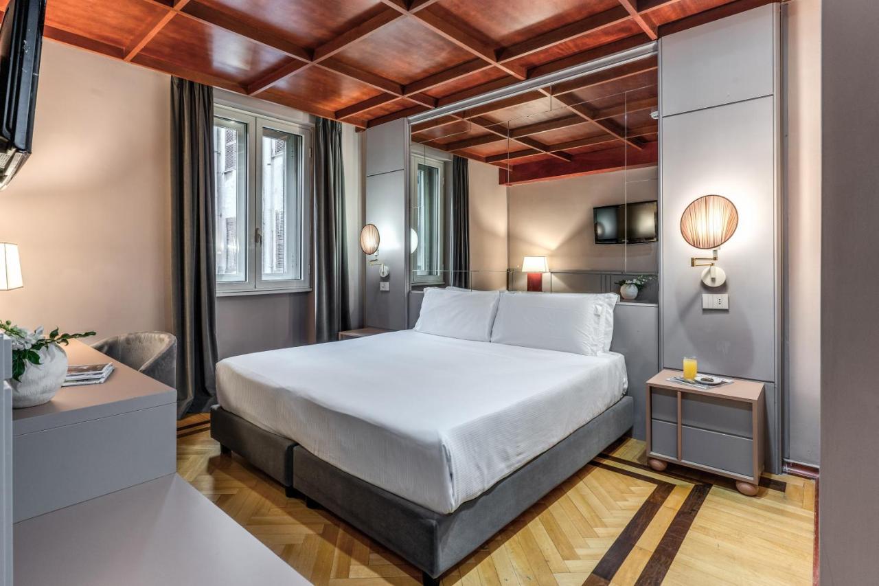 een hotelkamer met een bed en een bureau bij Madison Hotel in Rome