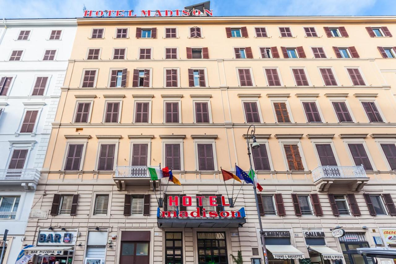 een groot gebouw met een uithangbord ervoor bij Madison Hotel in Rome