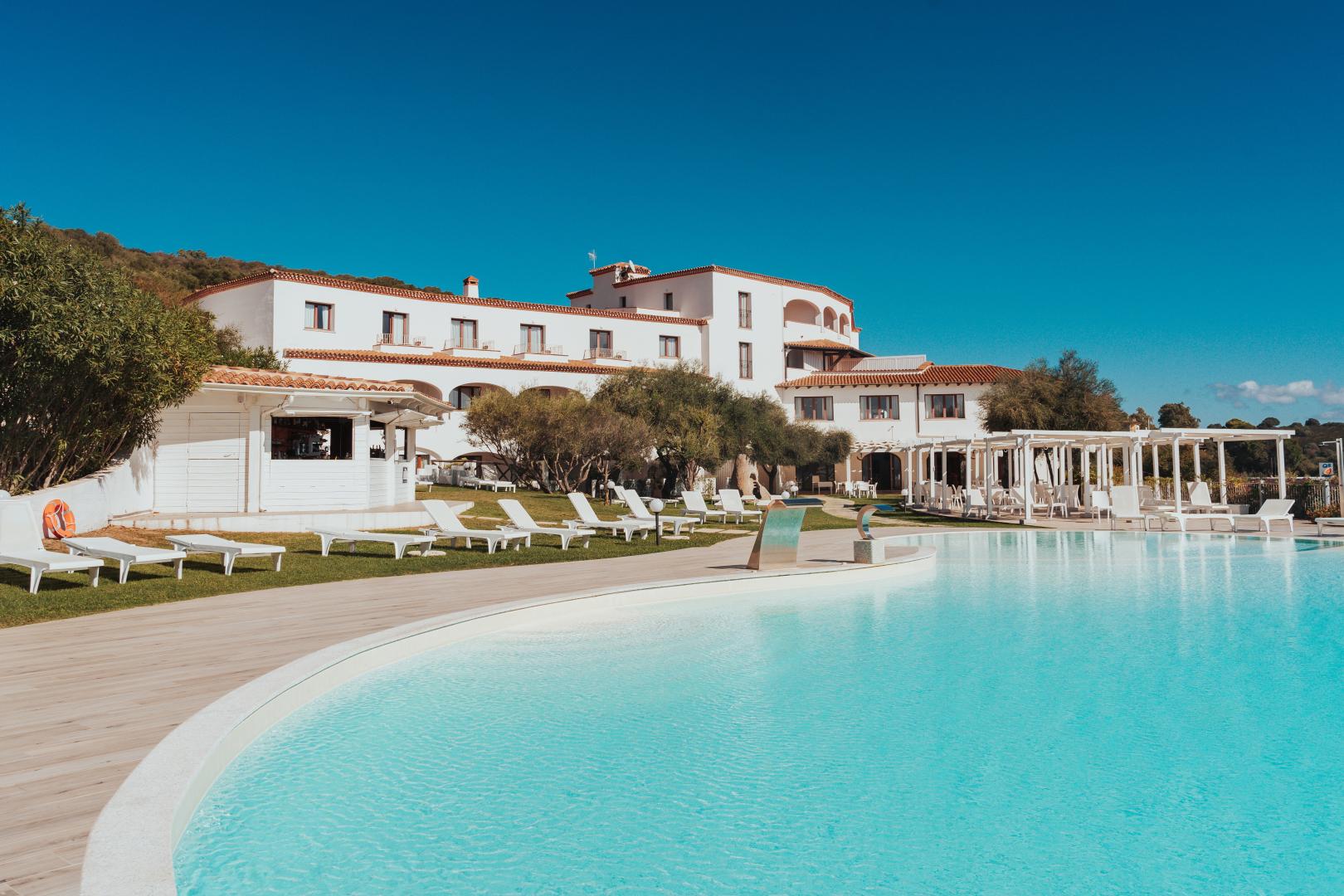 Buitenzwembad met ligbedden — Hotel dP Olbia - Sardinia