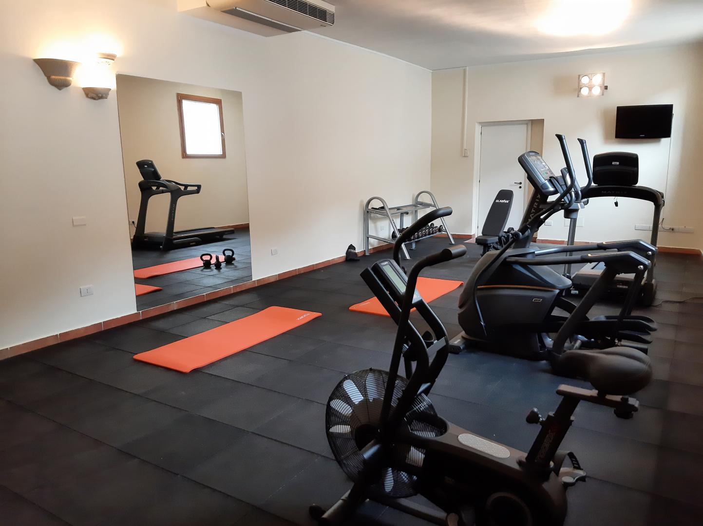 Fitnessruimte met cardio-apparaten — Hotel dP Olbia - Sardinia