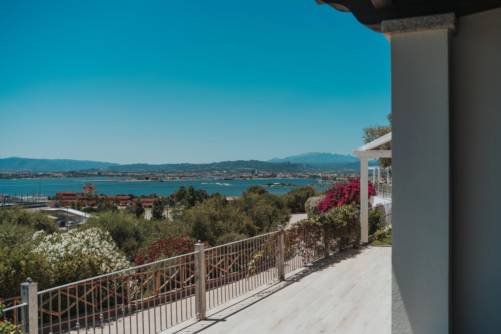Zeezicht vanaf het balkon — Hotel dP Olbia - Sardinia