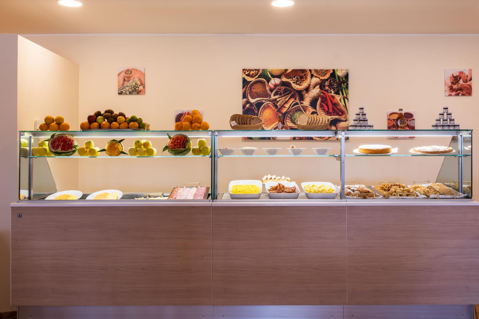 Buffet met diverse gerechten — Hotel dP Olbia - Sardinia