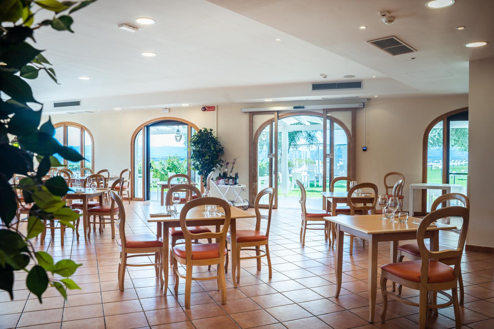 Restaurant met gedekte tafels — Hotel dP Olbia - Sardinia