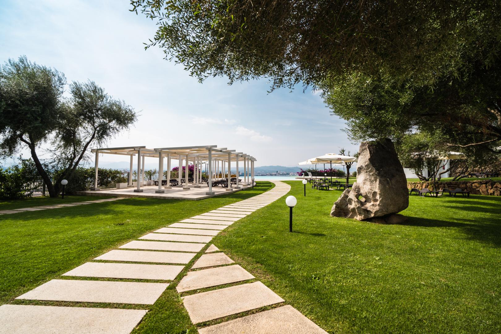 Houten dek met ligbedden — Hotel dP Olbia - Sardinia