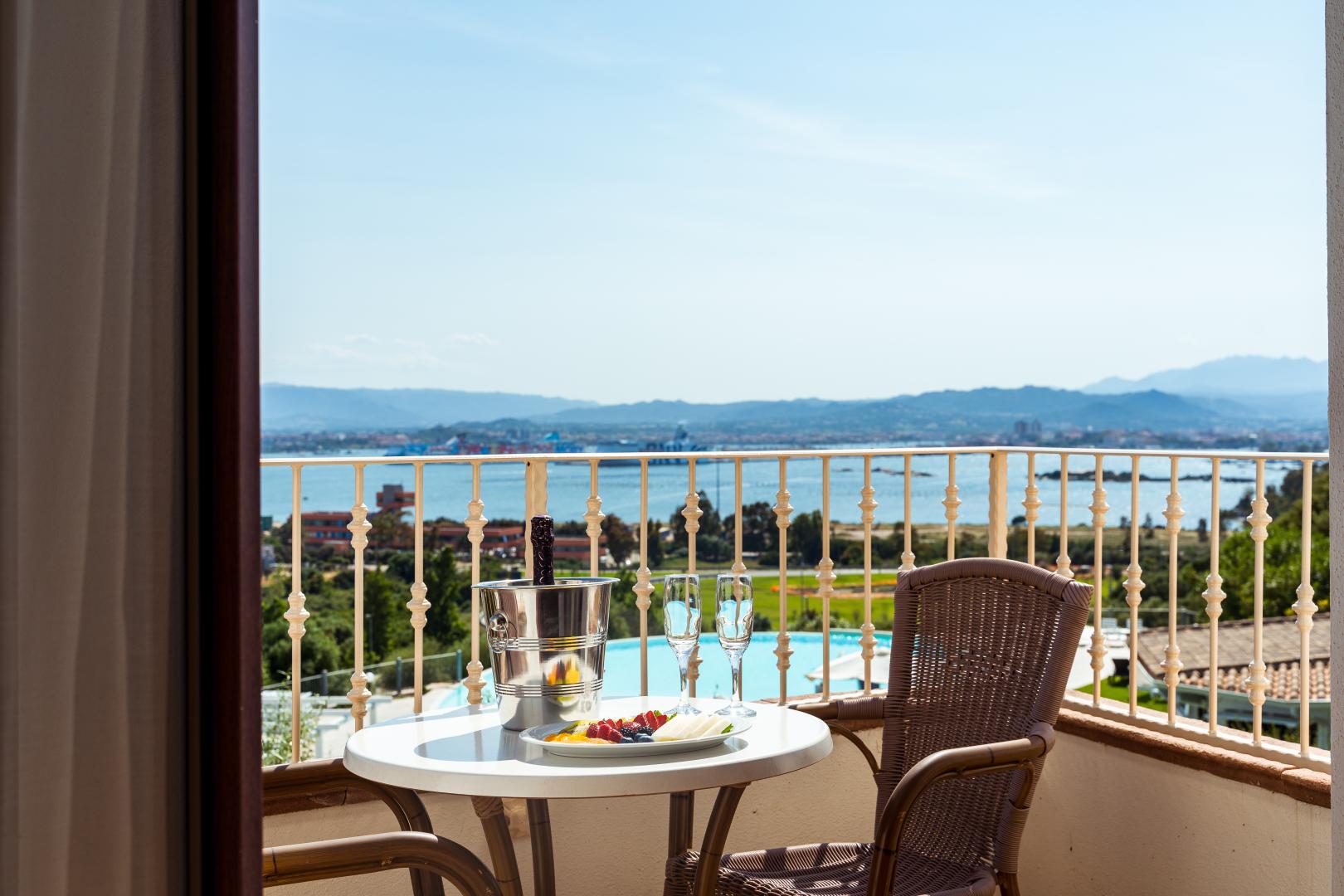 Zeezicht vanaf het balkon — Hotel dP Olbia - Sardinia