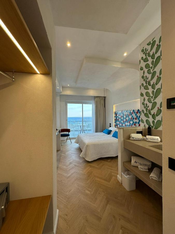 een slaapkamer met een bed en uitzicht op de oceaan bij Punta Campanella Resort & Spa in Massa Lubrense