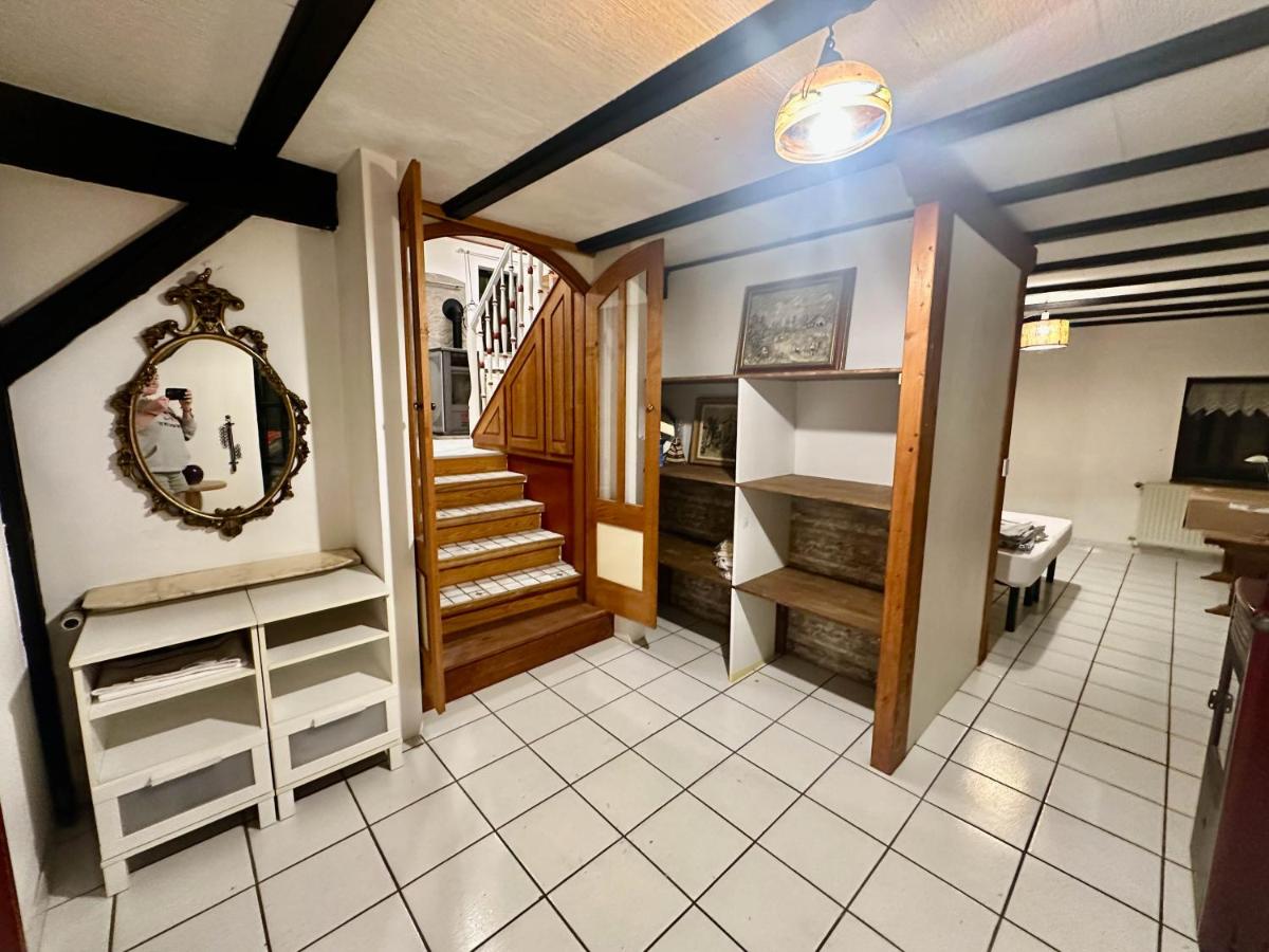 een kamer met een trap en een spiegel aan de muur bij Piccolo Paradiso in Chiusanico