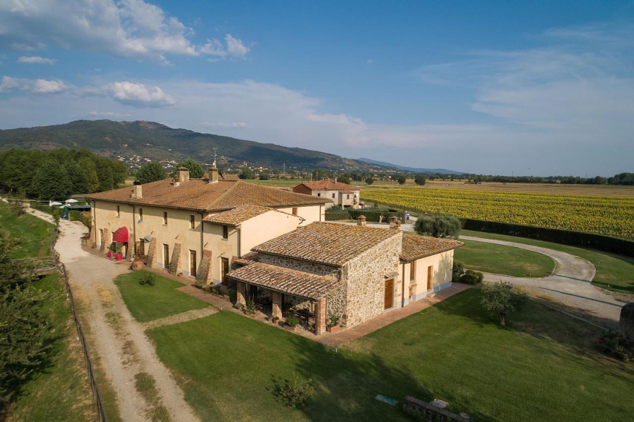 een luchtfoto van een huis in een wijngaard bij Hotel Le Capanne in Arezzo