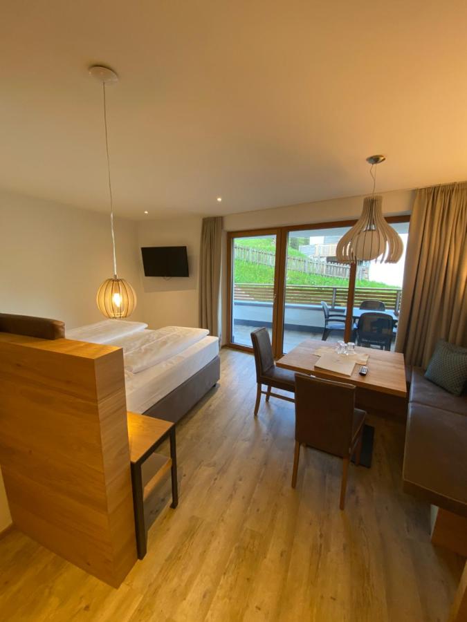 een slaapkamer met een bed en een bureau en een eetkamer bij Hotel Restaurant Schaurhof in Vipiteno