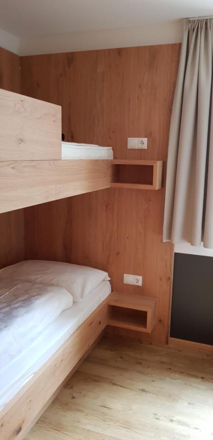 een slaapkamer met twee stapelbedden en een gordijn bij Hotel Restaurant Schaurhof in Vipiteno