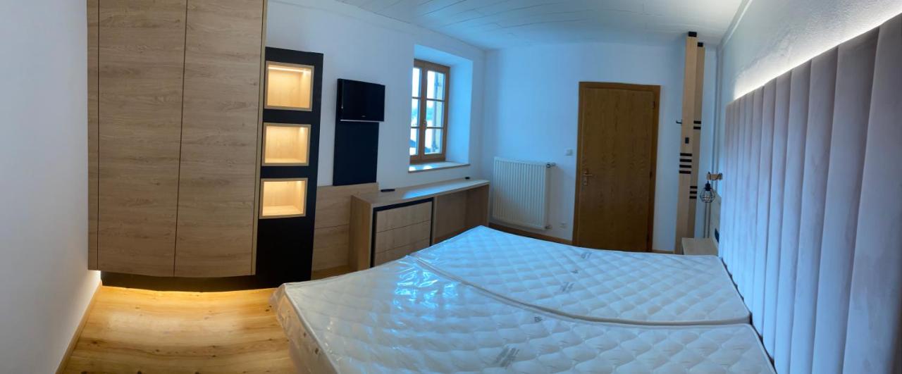 een slaapkamer met een wit bed in een kamer bij Hotel Restaurant Schaurhof in Vipiteno
