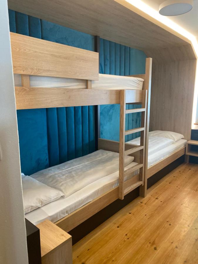 twee stapelbedden in een kamer met blauwe muren bij Hotel Restaurant Schaurhof in Vipiteno