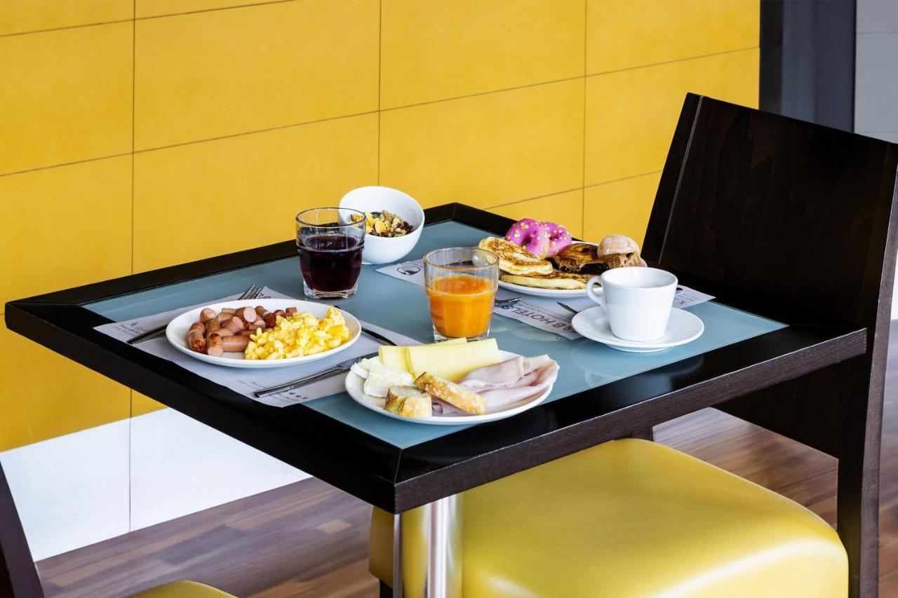 een dienblad met ontbijtproducten op tafel bij B&B HOTEL Bari Rondò in Bari