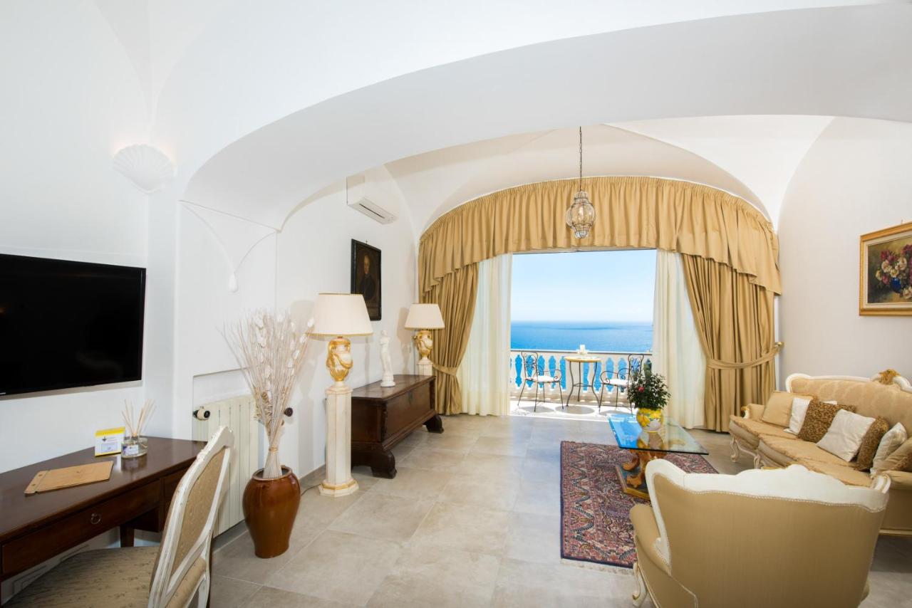 een woonkamer met uitzicht op de oceaan bij Hotel Villa Gabrisa in Positano