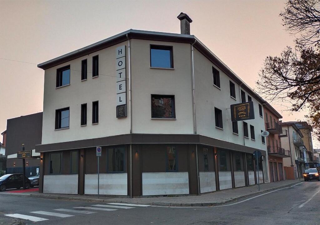 een gebouw op de hoek van een straat bij LAERTE PALACE HOTEL in Mogliano Veneto