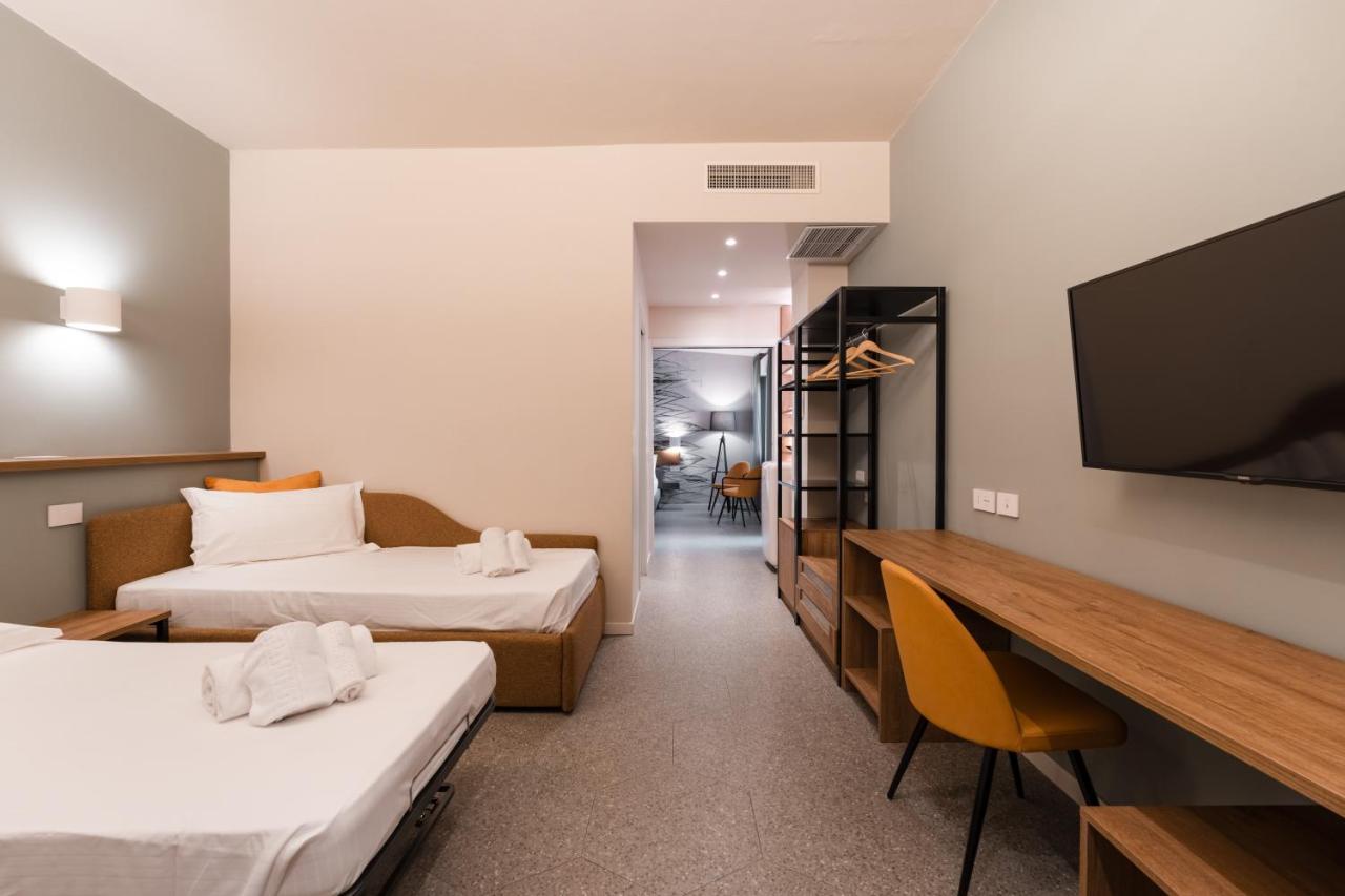 een hotelkamer met twee bedden en een flatscreen-tv bij Hotel Stella Del Mare in Chiavari