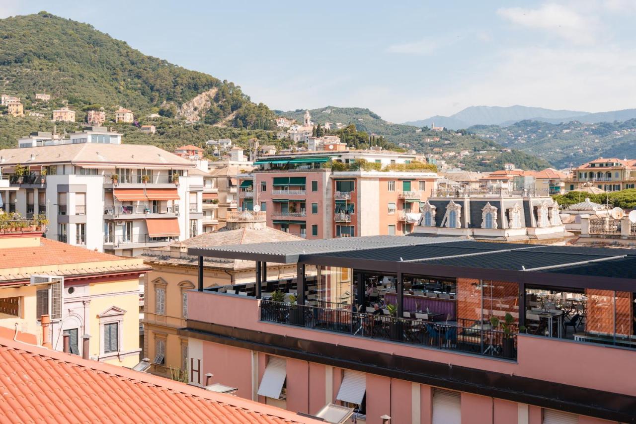 een uitzicht op een stad met gebouwen en bergen bij Hotel Stella Del Mare in Chiavari