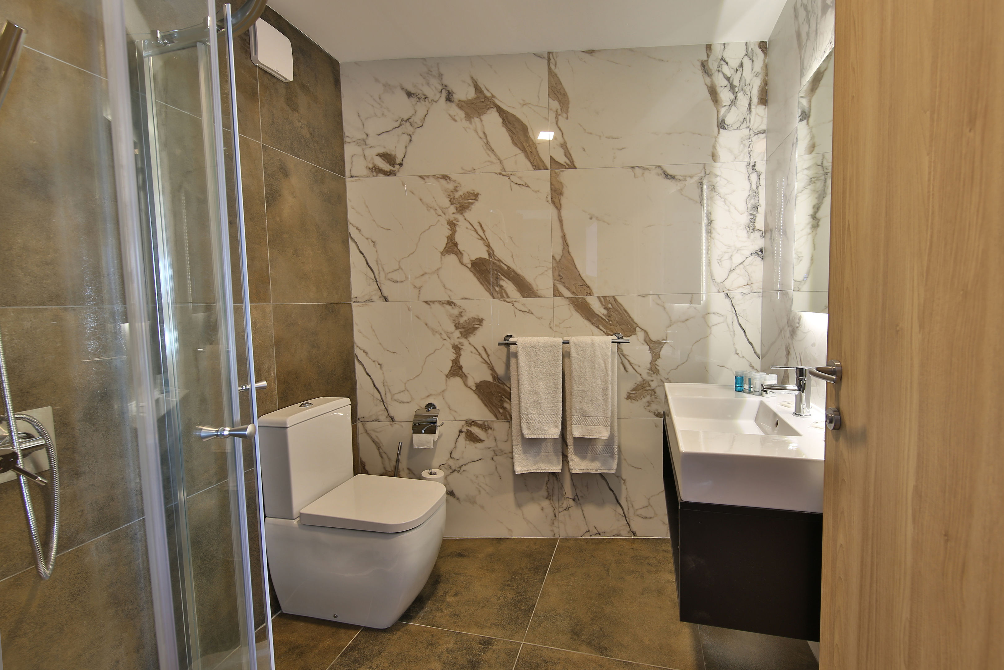 Badkamer met inloopdouche — Ivy Hotel