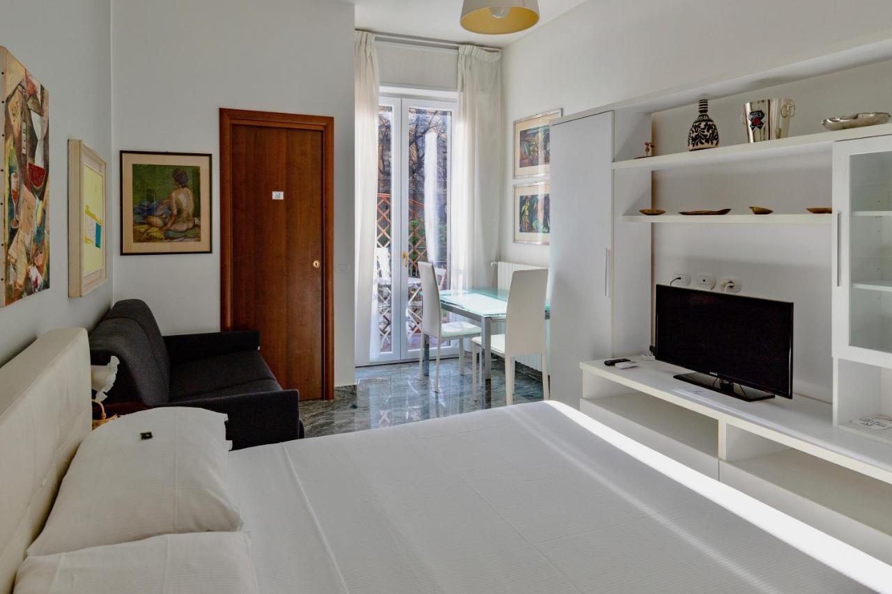 een witte slaapkamer met een bed en een woonkamer bij Aiello Suites Executive in Milaan