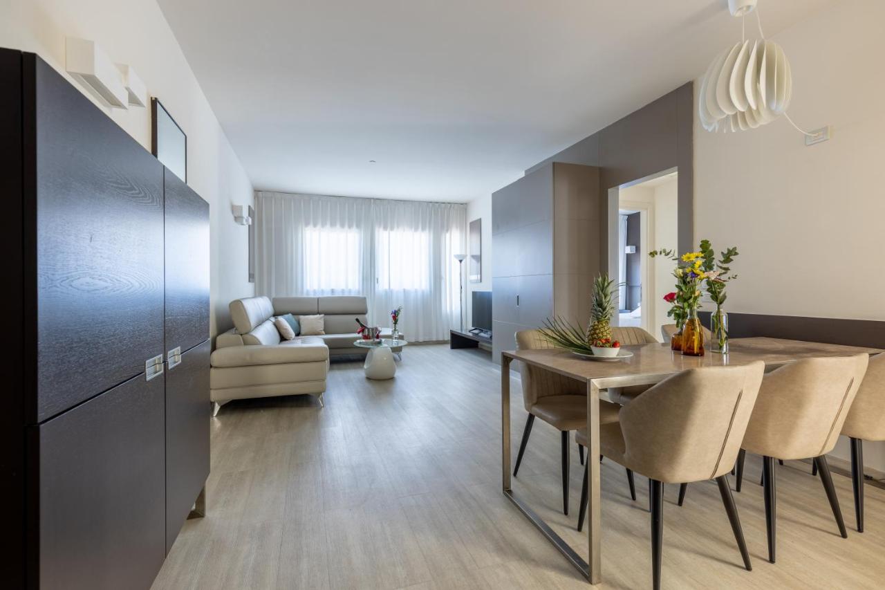 een eetkamer en woonkamer met een tafel en stoelen bij Wall Art Hotel & Residence in Prato