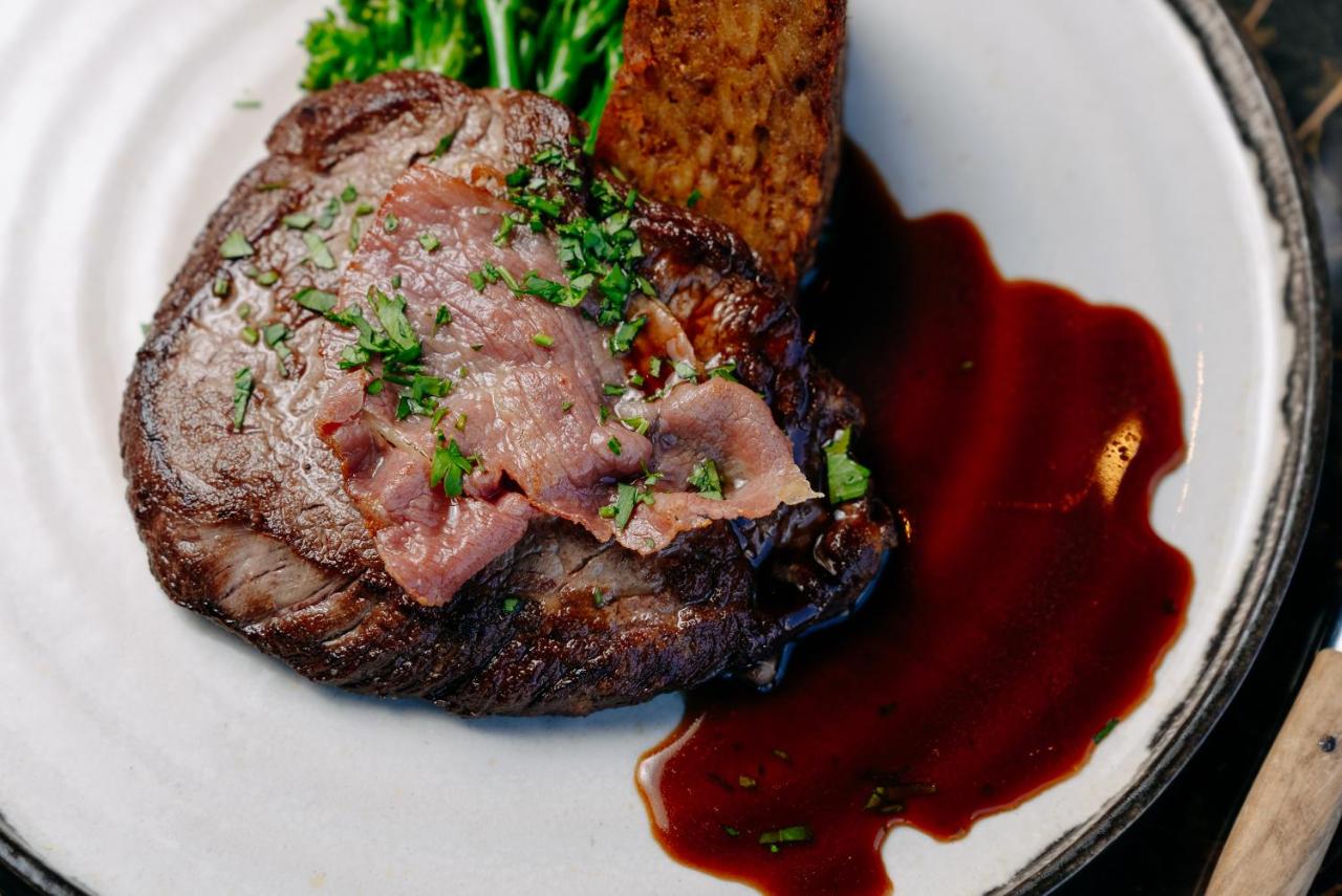 een stuk vlees op een bord met saus bij Forte de Gaia, Autograph Collection in Vila Nova de Gaia