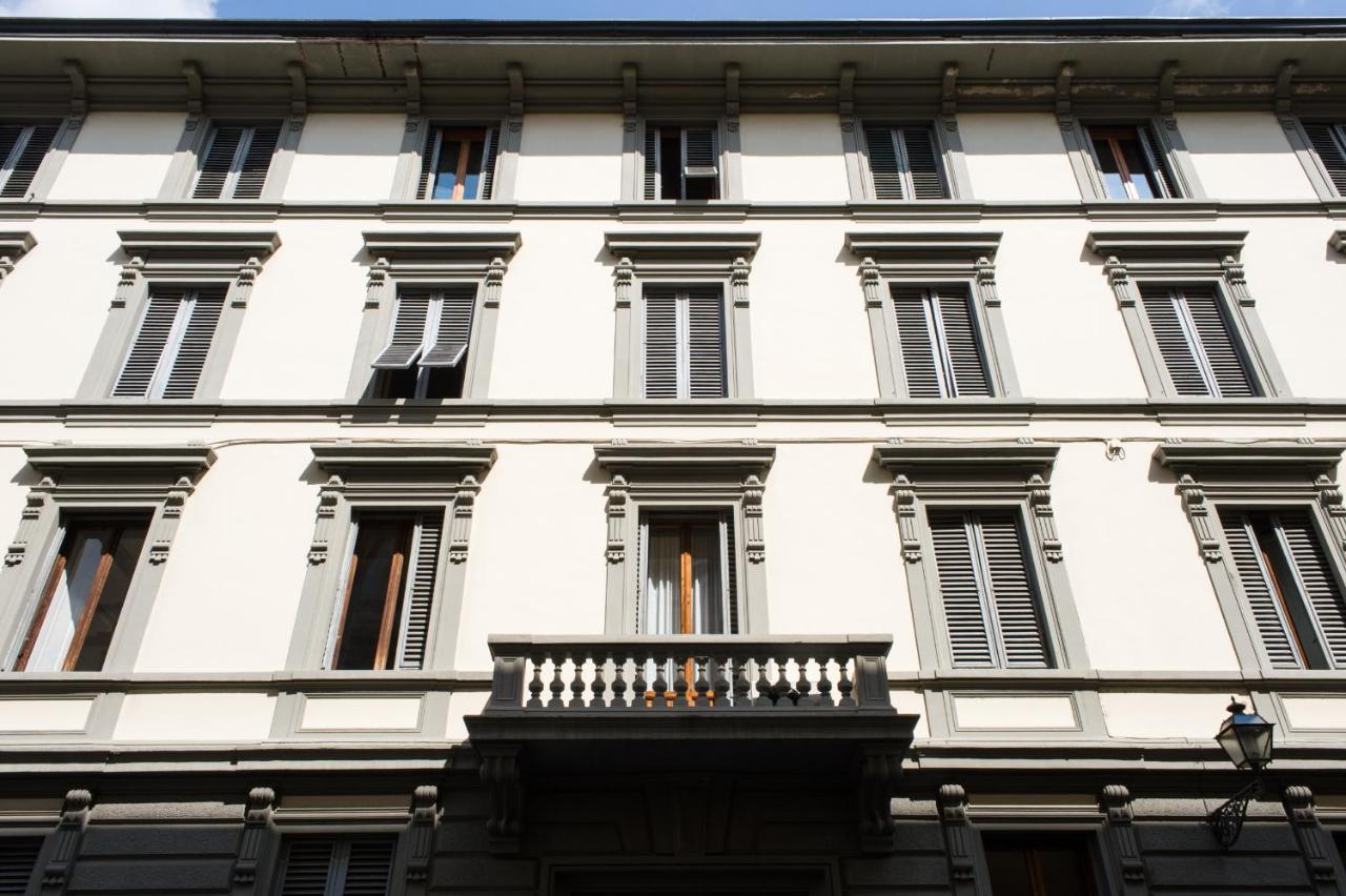 een groot wit gebouw met ramen en een balkon bij Hotel Fiorita in Florence