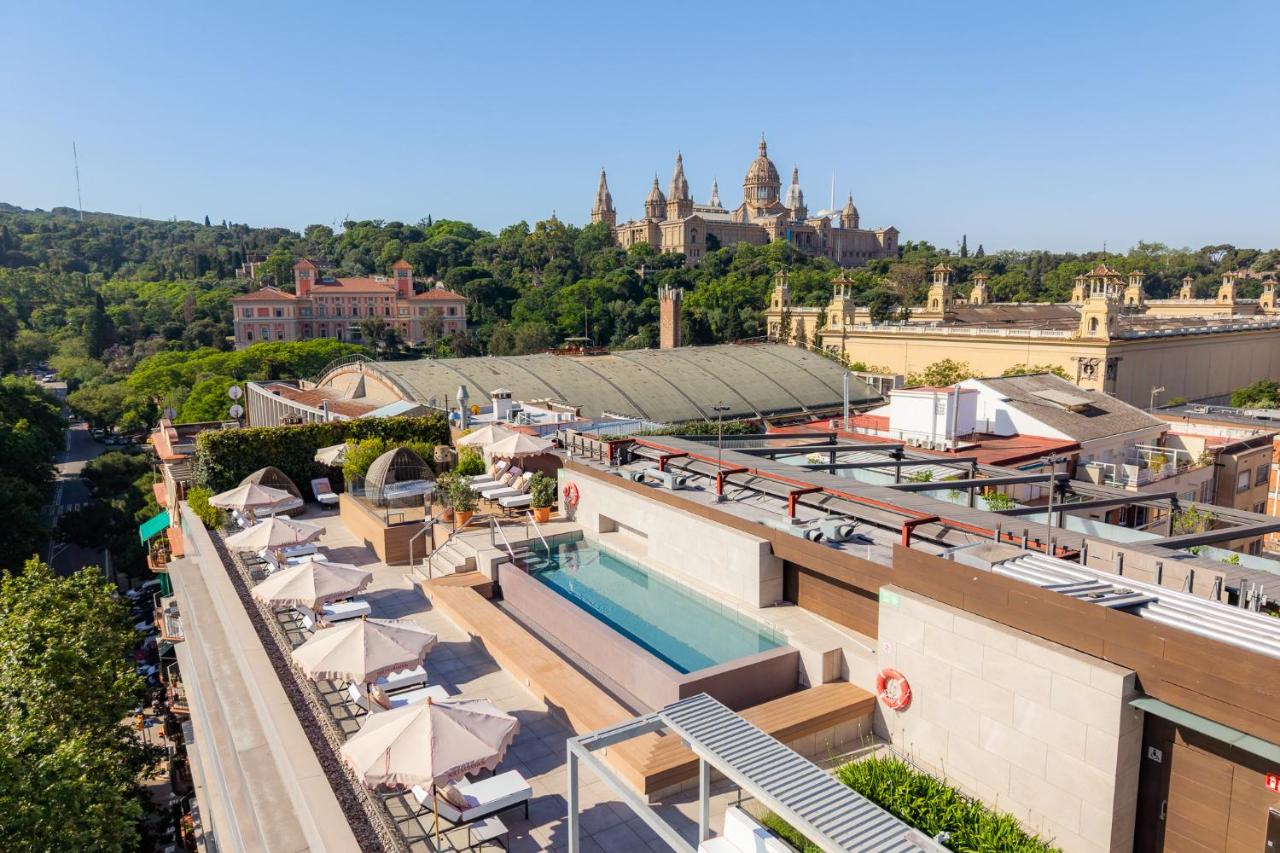 een hotel met een zwembad bovenop een gebouw bij InterContinental Barcelona by IHG in Barcelona