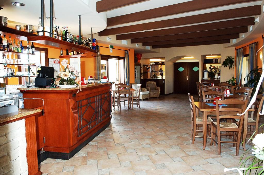 Restaurant met gedekte tafels — Cala Mirto