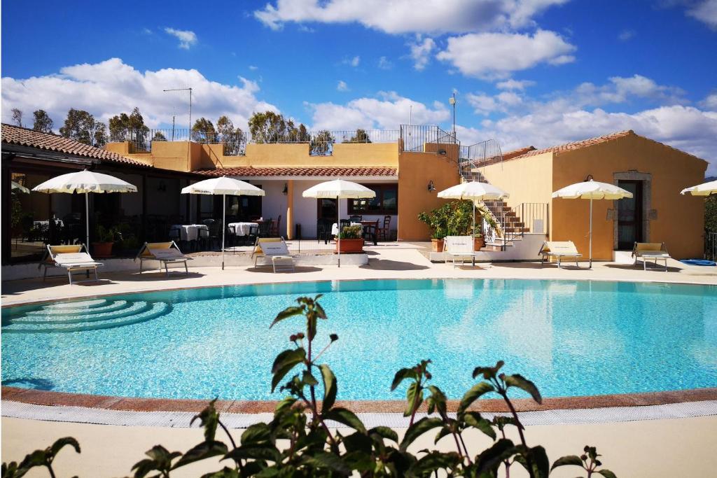Zwembad omringd door palmbomen — Cala Mirto