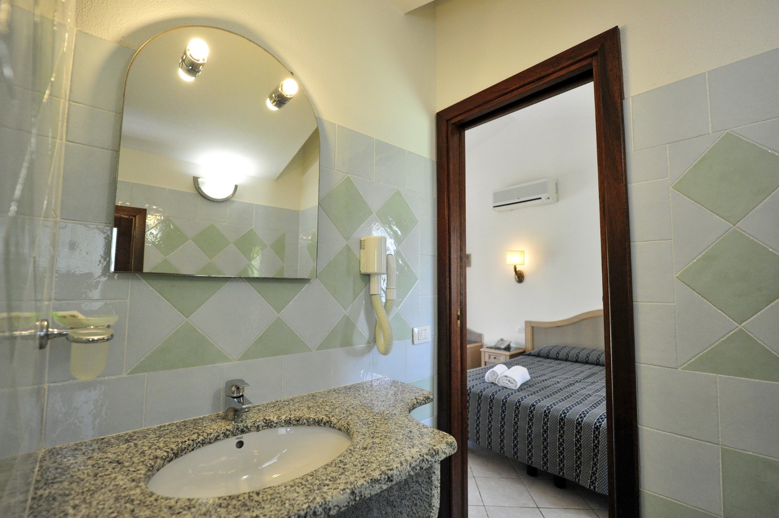 Badkamer met ligbad — Cala Mirto