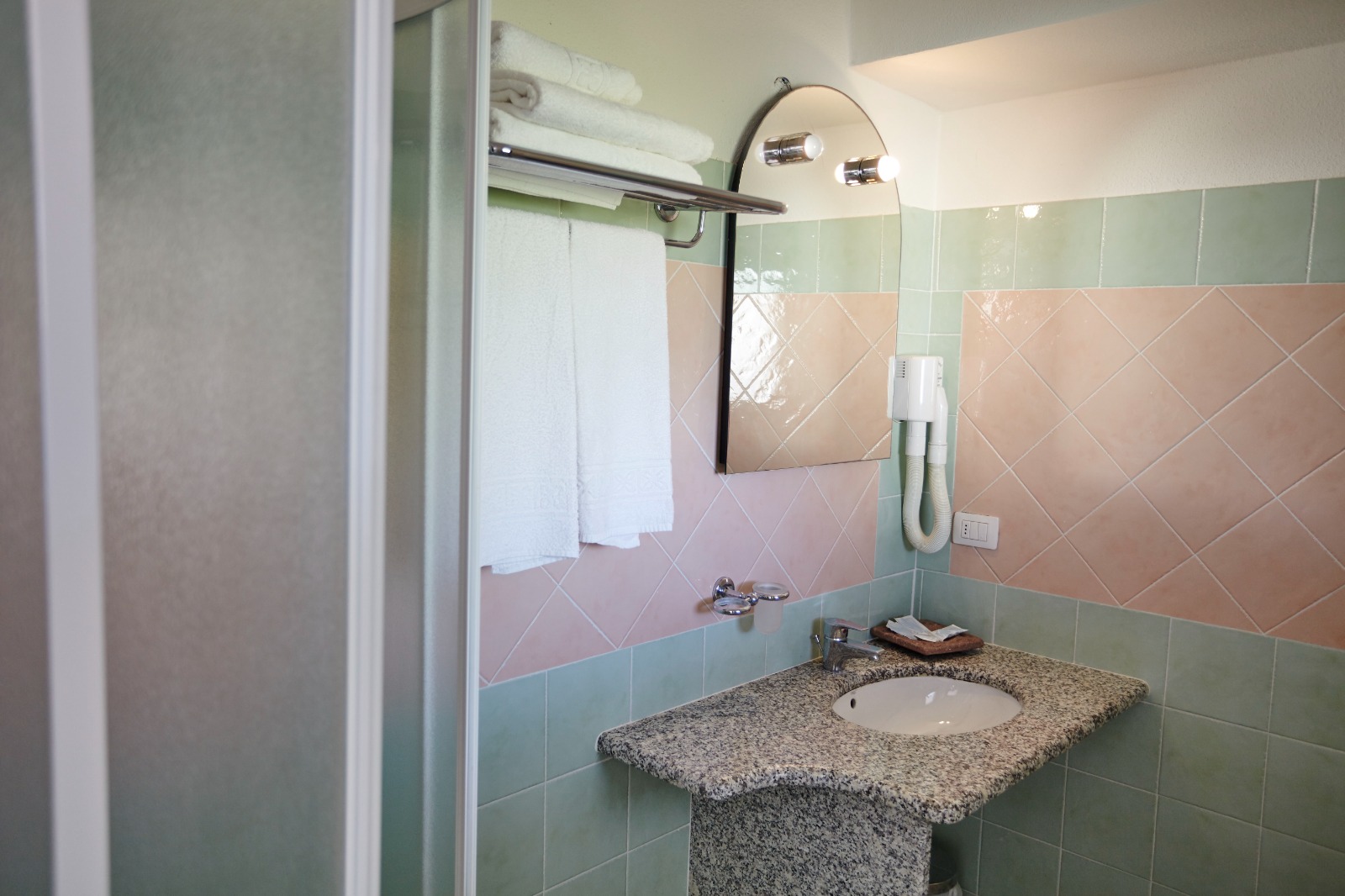 Badkamer met inloopdouche — Cala Mirto