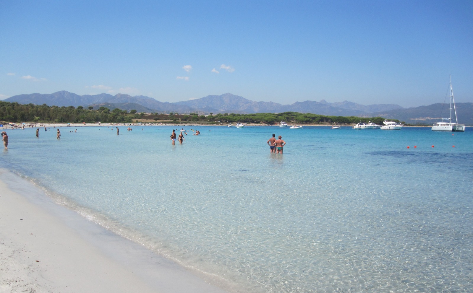Wit zandstrand met turquoise water — Cala Mirto