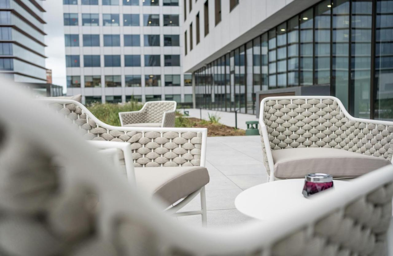 een groep stoelen en een tafel op een terras bij Leonardo Royal Hotel Barcelona Fira in Barcelona