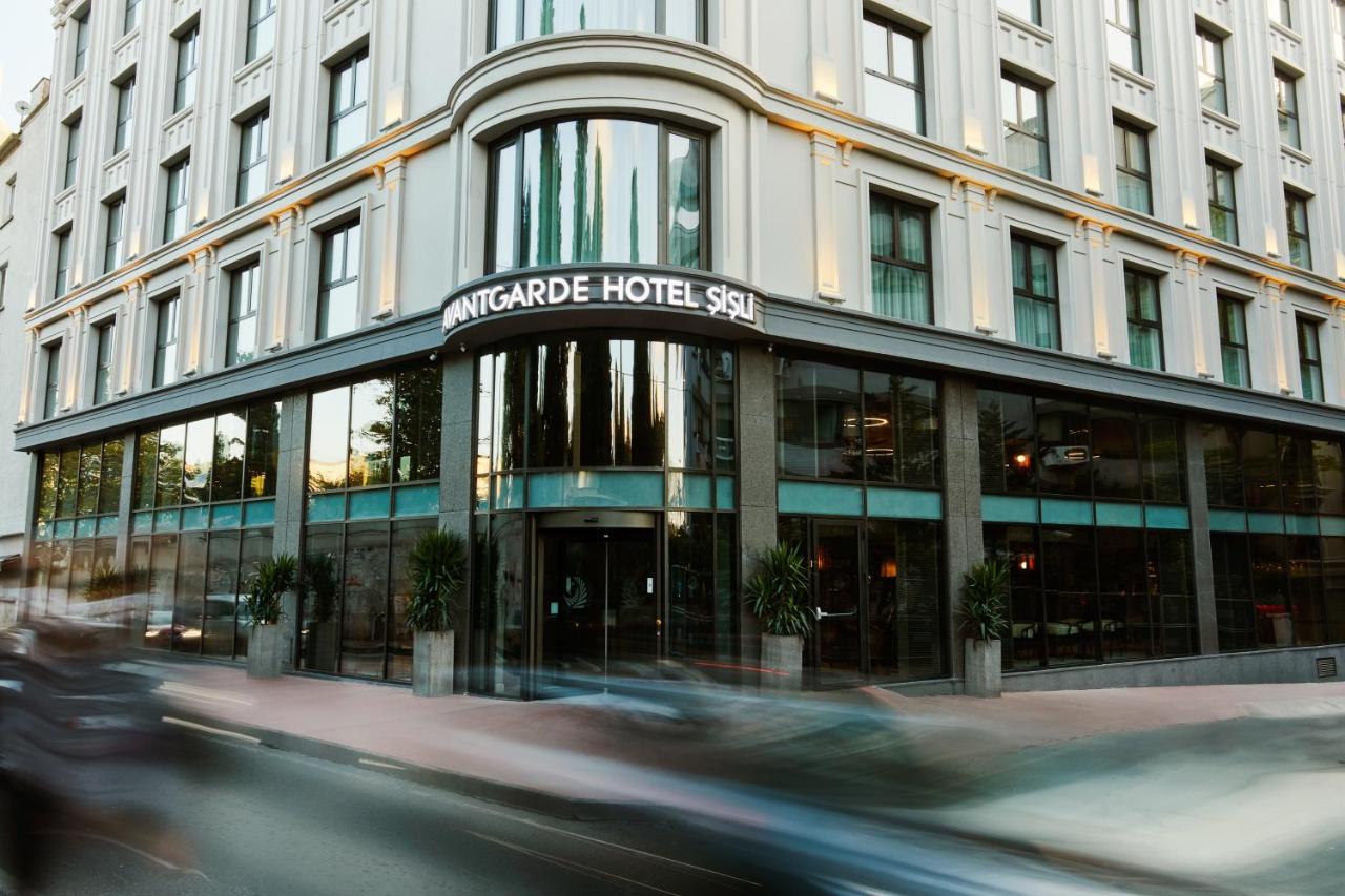 een gebouw aan een straat met een auto ervoor bij Avantgarde Urban Sisli in Istanbul